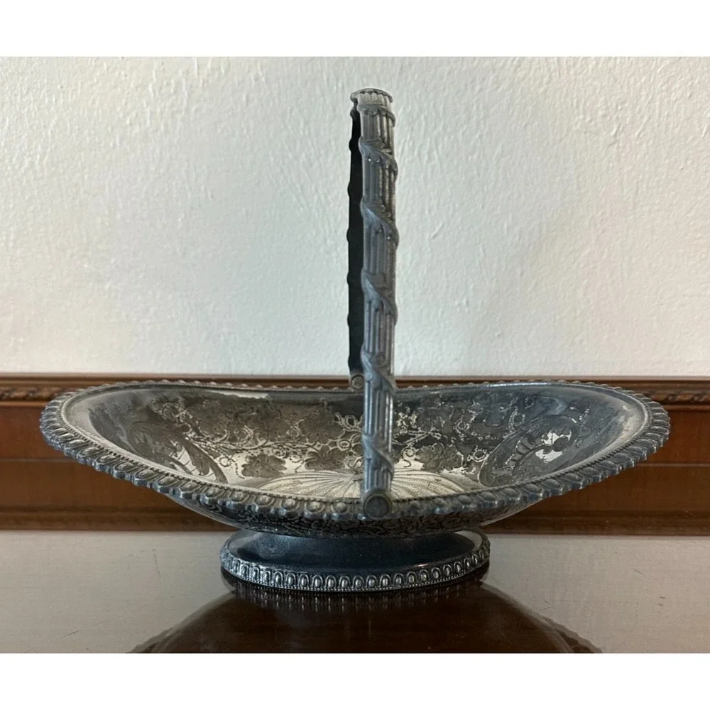 1865 Meriden Britanic Co‎ Silverplate Floral Bridal Fruit Basket Bowl Handle